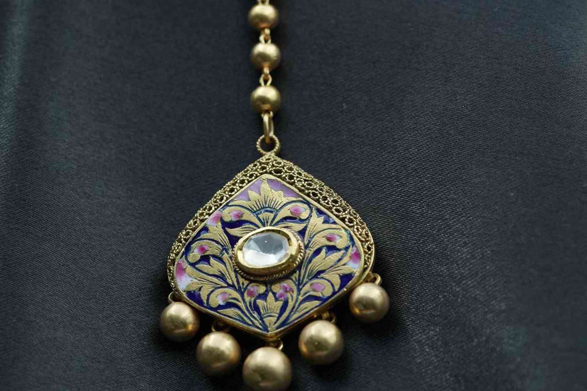 Set of gold pendant & earrings jewellery.